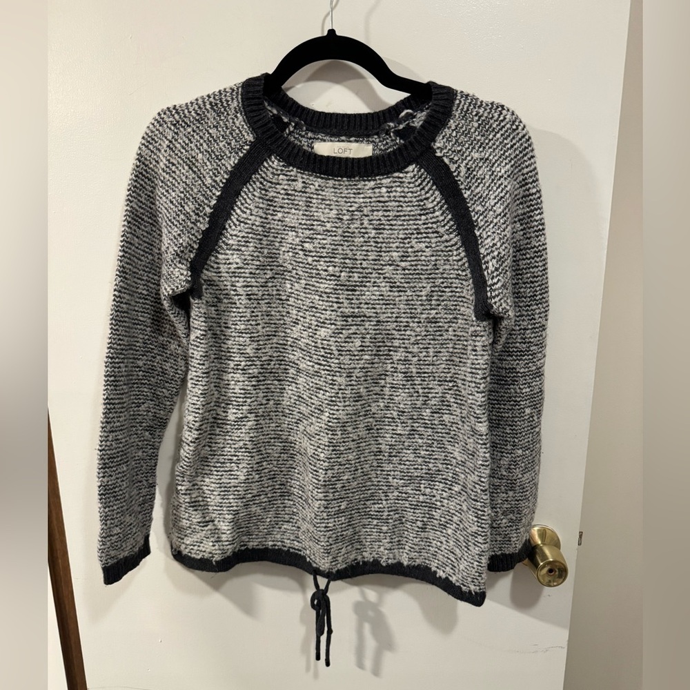 Gray & Black LOFT Long-Sleeve Knit Sweater a Tie Accent at the Hem Size Small